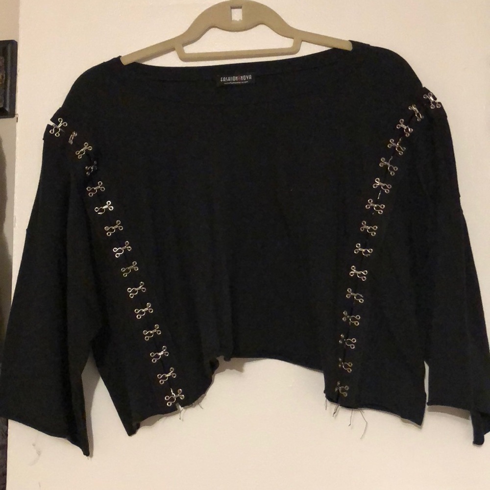 FASHION NOVA DETAILED CROP TOP
